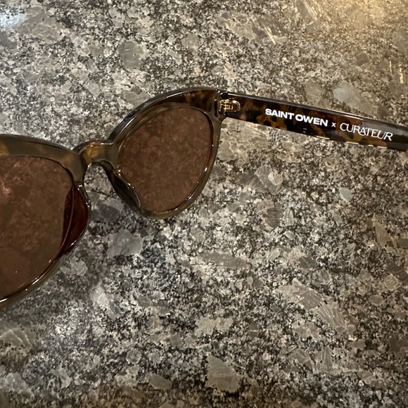 SAINT OWEN X Curateur Wylde | Tortoise Shell Sunglasses with Faux Leather Case - Picture 2 of 5